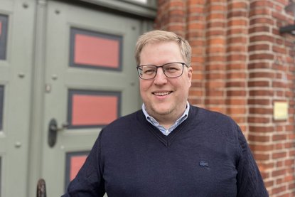 Knud Henrik Boysen - Copyright: Annkathrin Bornholdt Ein Mann mit dunklem Pullover, Brille und blonden Haaren lächelt in die Kamera - Copyright: Annkathrin Bornholdt