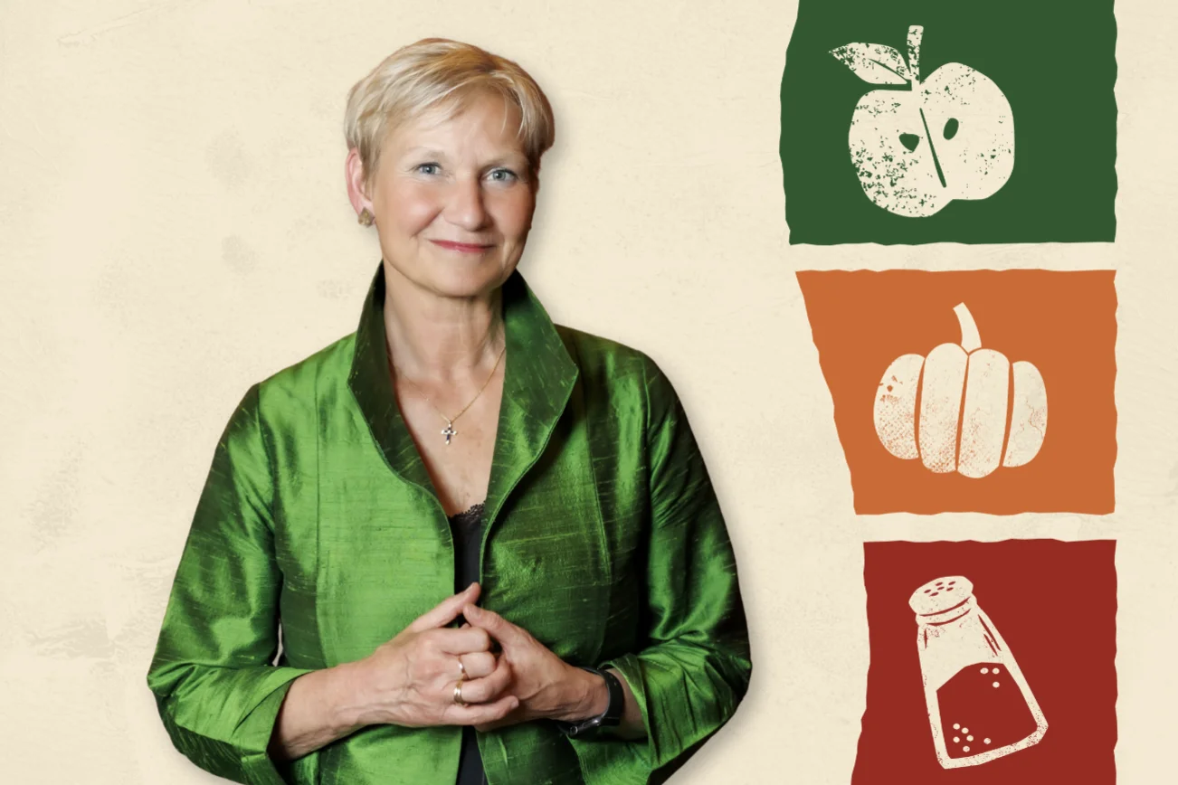 Eine Frau schaut in die Kamera