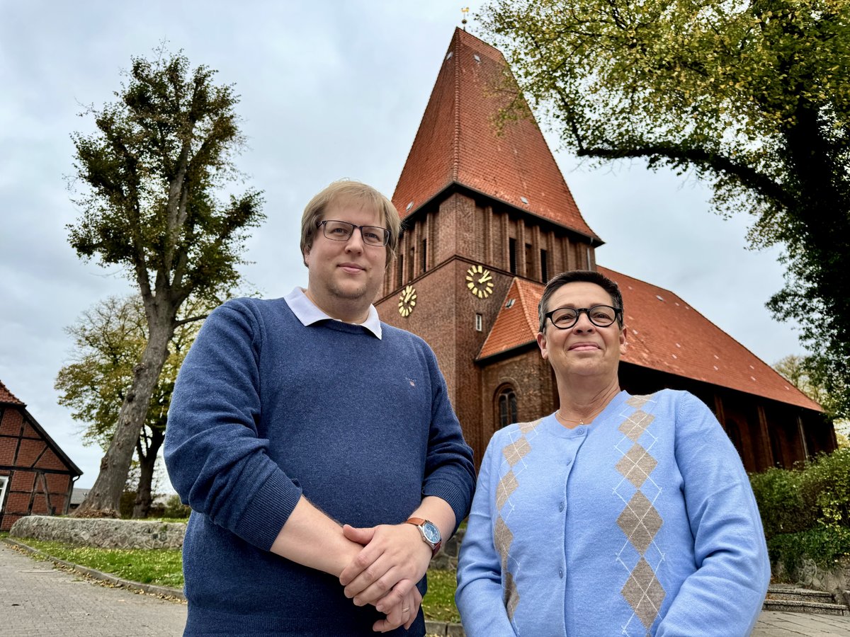 Copyright: Bastian Modrow Zwei menschen stehen vor einer Kirche