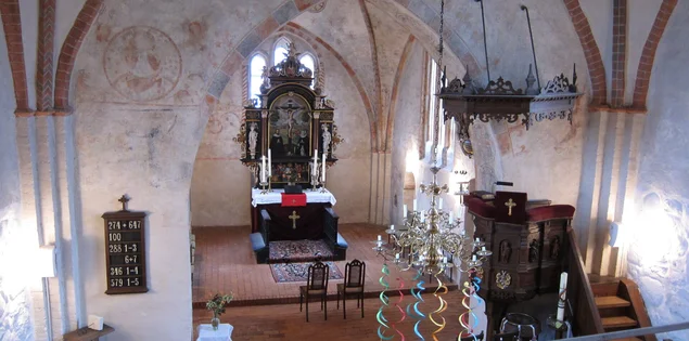 Innenansicht der Kirche in Behlendorf, Blick auf Altar und Kanzel