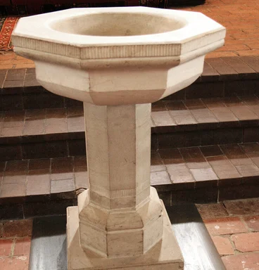 Das steinerne Taufbecken der Kirche in Nusse